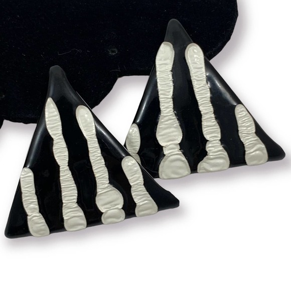 Vintage large triangular black and white pinstripe enamel earrings - Picture 5 of 11